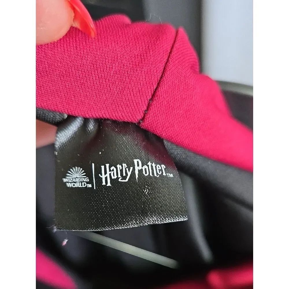 Harry Potter..Black Hooded Robe with Red Lining and Gryffindor Crest - Picture 10 of 13